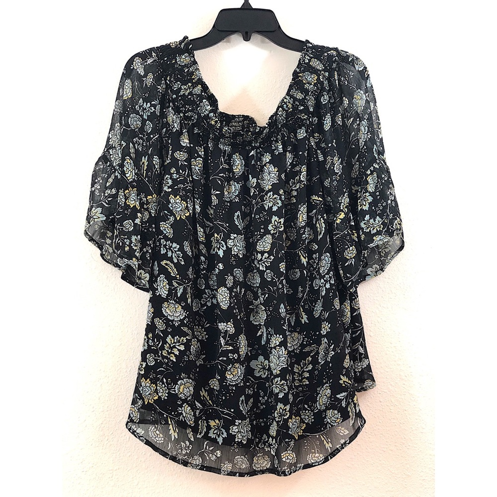 TORRID off the shoulder blouse (size 2)🔥🔥